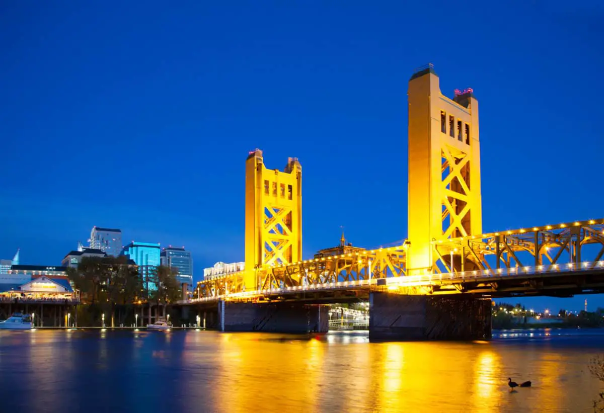 Golden Gates drawbridge in Sacramento in the night time. - California Places, Travel, and News.