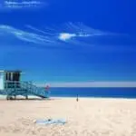Hermosa Beach with life guard and sea during a hot day. - California Places, Travel, and News.