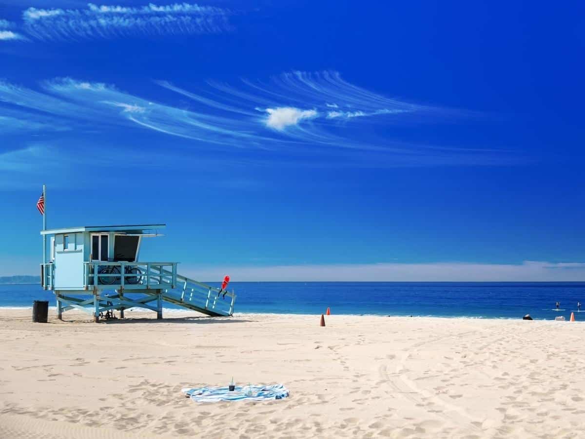 Hermosa Beach With Life Guard And Sea During A Hot Day. - California View