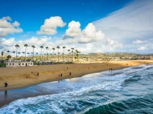 Waves in the Pacific Ocean and view of the beach from Balboa Pie. - California Places, Travel, and News.