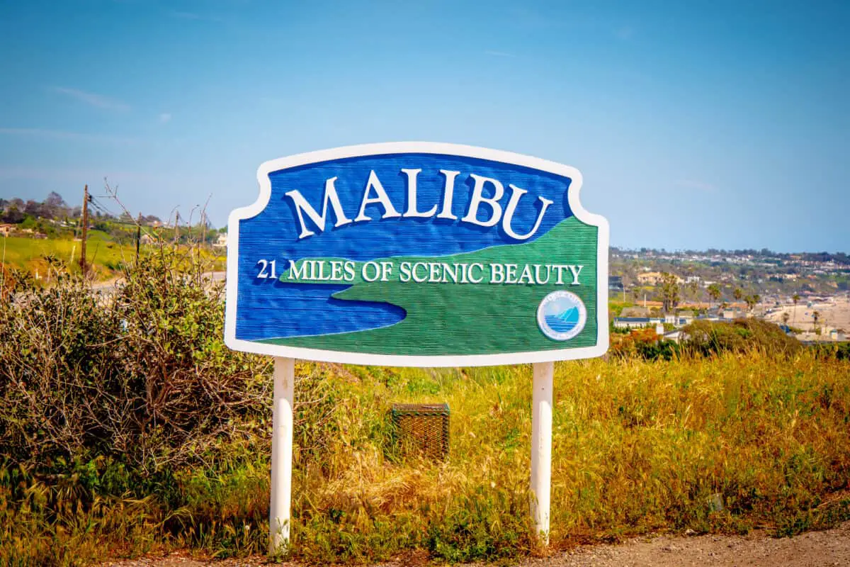 Welcome To Malibu Sign At The Pch Malibu Usa - California View