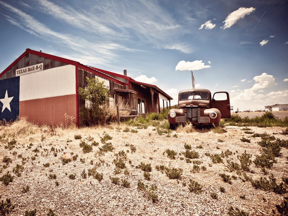 Abandoned restaraunt on route 66 road in USA - California Places, Travel, and News.